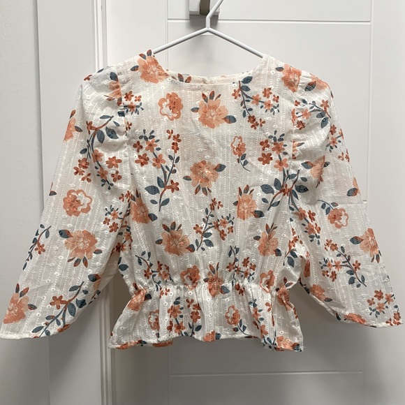 ‼️3/$30‼️ Floral blouse - Picture 2 of 4